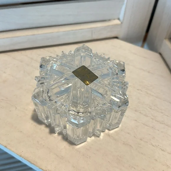 Mikasa Nature's Song snowflake covered glass box - Picture 2 of 5